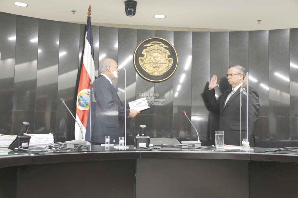 Imagen que contiene interior, reloj, frente, hombre
Descripción generada automáticamente